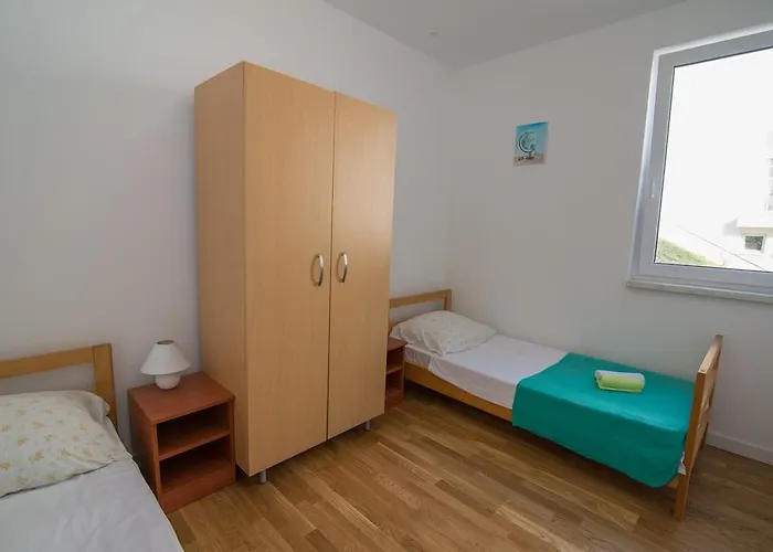 With A Parking Space 木洛希尼